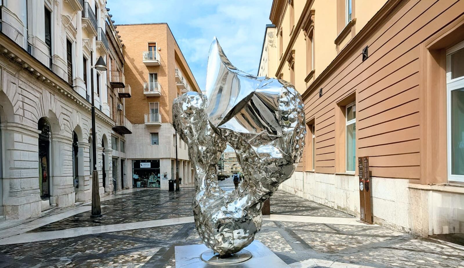 Benevento in Luce: Helidon Xhixha lascia “Sirena” in città. L’artista su proposta del curatore Francesco Creta lascia un segno a Benevento