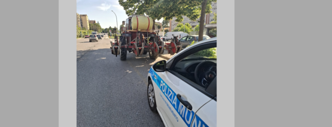 Blitz della Polizia Municipale: autocarri e trattori nel mirino