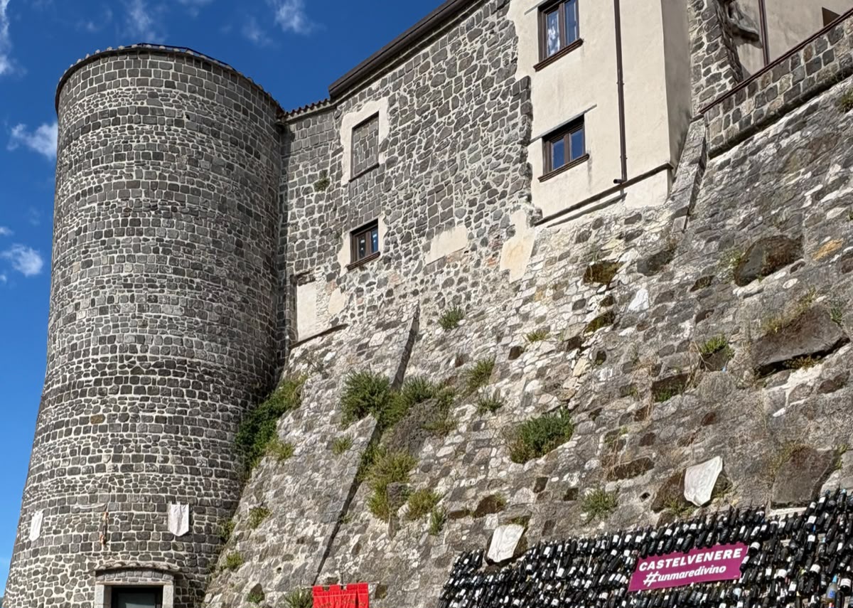 Matrimoni da favola a Castelvenere: via libera alle nozze nella Torre Angioina, nel cuore del borgo medievale