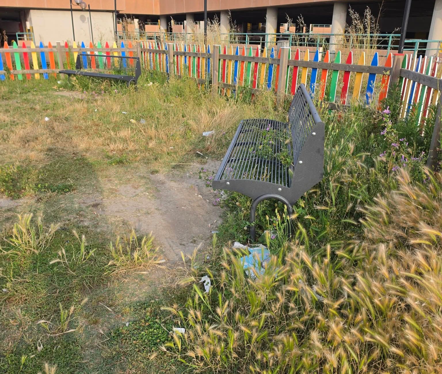 Via Vittime di Nassirya, parco giochi in condizioni critiche, denuncia sui social. “Intervento urgente ora”