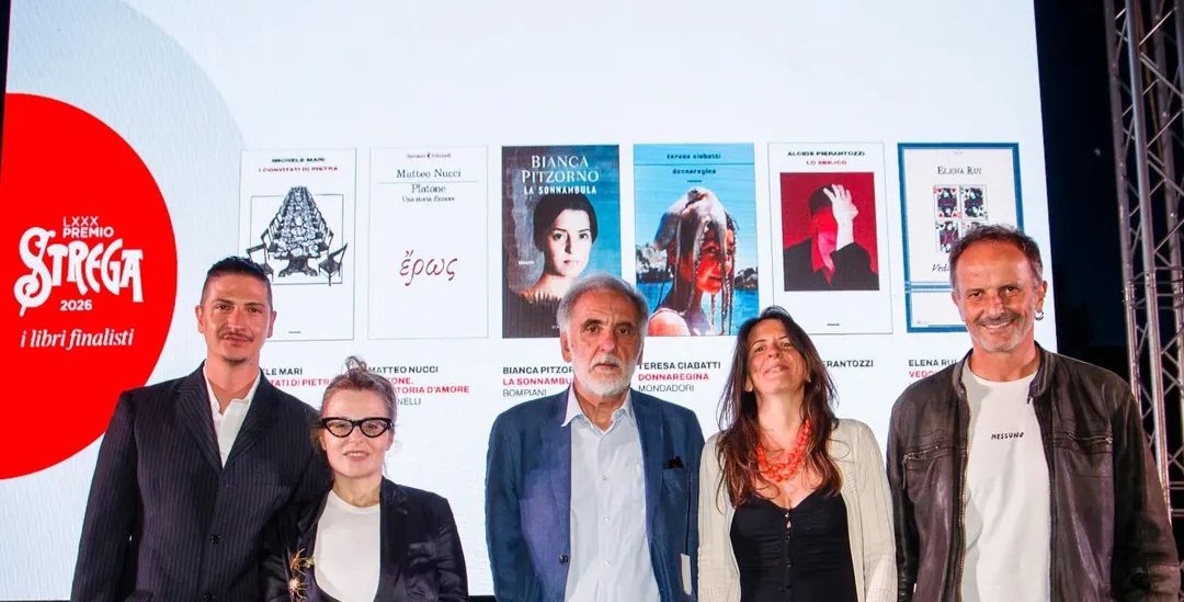 Premio Strega 2026, annunciati i sei finalisti: in testa Michele Mari. Finale a sei per la regola “medio-piccolo”