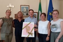 “Rosa Samnium APS” ricevuta a Pietrelcina: donata al sindaco Salvatore Mazzone una tela simbolo della lotta al tumore al seno