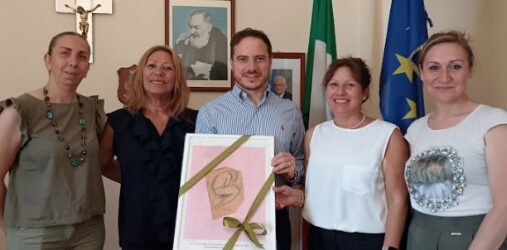 “Rosa Samnium APS” ricevuta a Pietrelcina: donata al sindaco Salvatore Mazzone una tela simbolo della lotta al tumore al seno