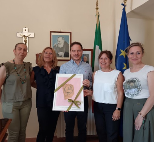 “Rosa Samnium APS” ricevuta a Pietrelcina: donata al sindaco Salvatore Mazzone una tela simbolo della lotta al tumore al seno