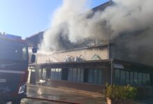 Incendio al deposito Ecologia di Montesarchio, vigili del fuoco a lavoro