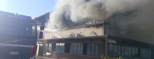 Incendio al deposito Ecologia di Montesarchio, vigili del fuoco a lavoro