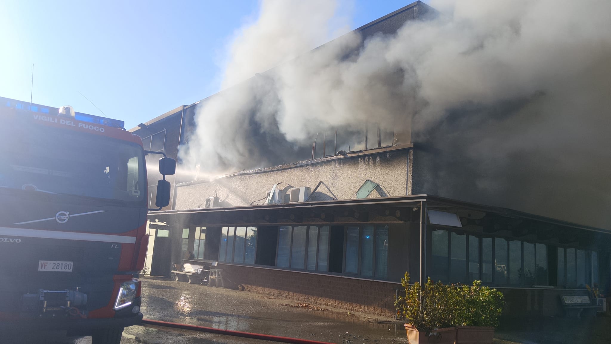 Incendio al deposito Ecologia di Montesarchio, vigili del fuoco a lavoro