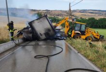 Incendio ad Acquafredda: autobotte dei vigili del fuoco al lavoro per 2 ore, camion di pannelli fotovoltaici distrutto