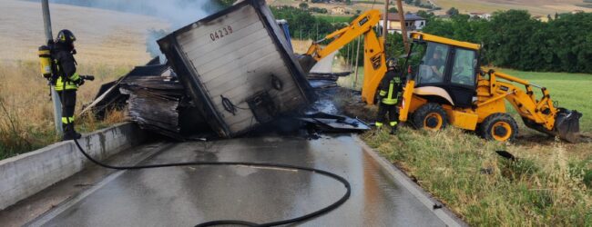 Incendio ad Acquafredda: autobotte dei vigili del fuoco al lavoro per 2 ore, camion di pannelli fotovoltaici distrutto