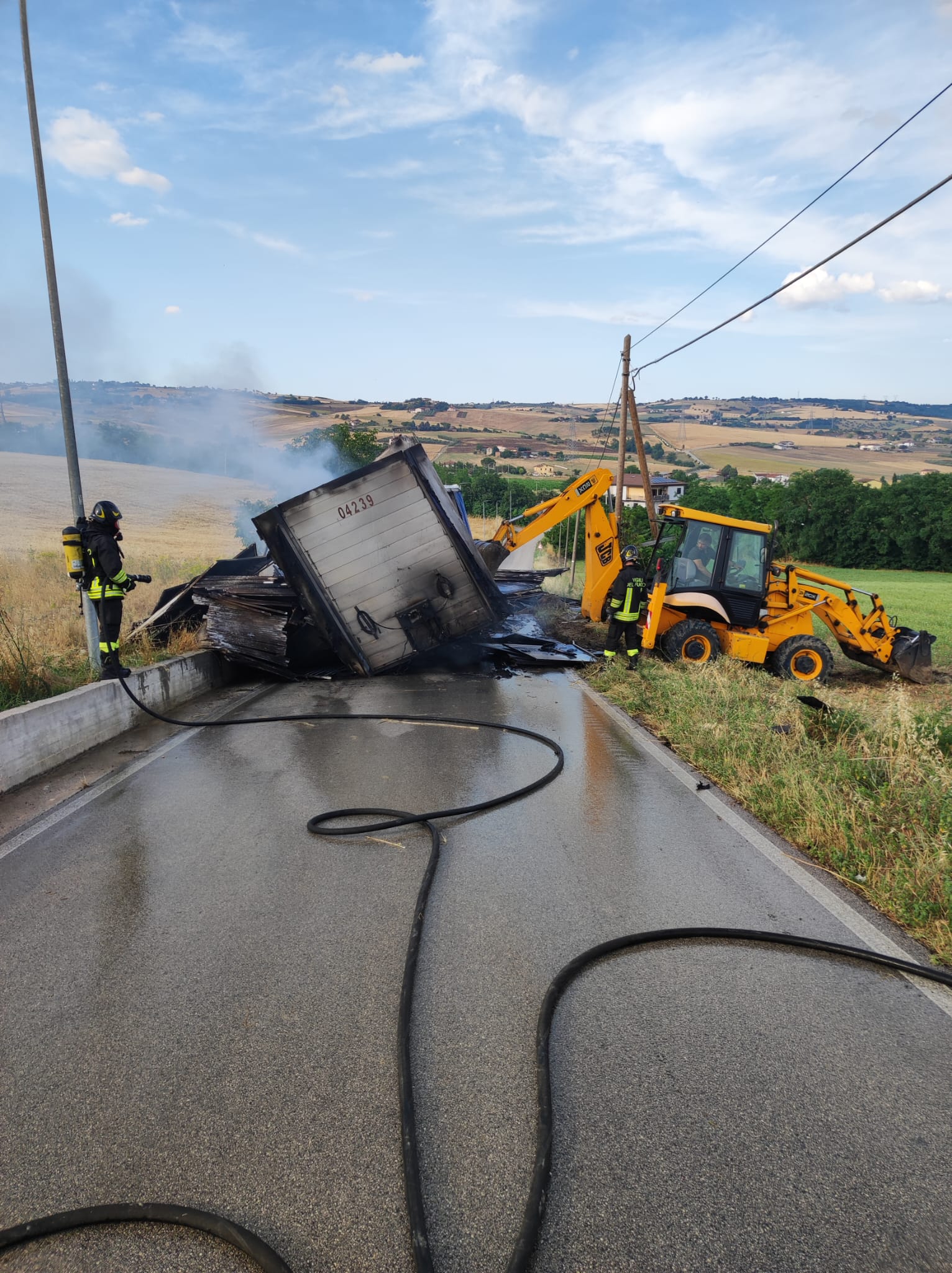 Incendio ad Acquafredda: autobotte dei vigili del fuoco al lavoro per 2 ore, camion di pannelli fotovoltaici distrutto