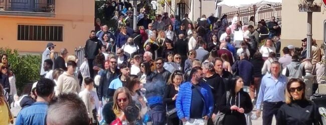 Il mantello di San Francesco arriva a Pietrelcina: tre giorni di preghiera e spiritualità