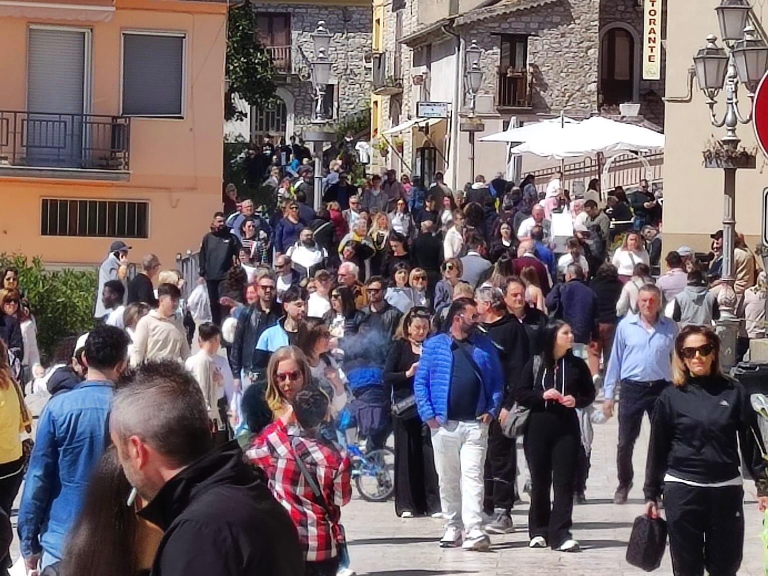 Il mantello di San Francesco arriva a Pietrelcina: tre giorni di preghiera e spiritualità