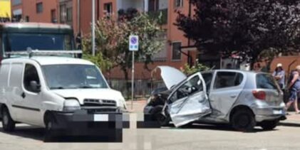 Rione Libertà,  scontro tra tre auto: donna ferita