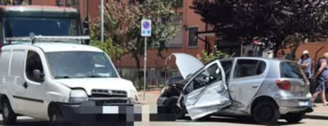Rione Libertà,  scontro tra tre auto: donna ferita