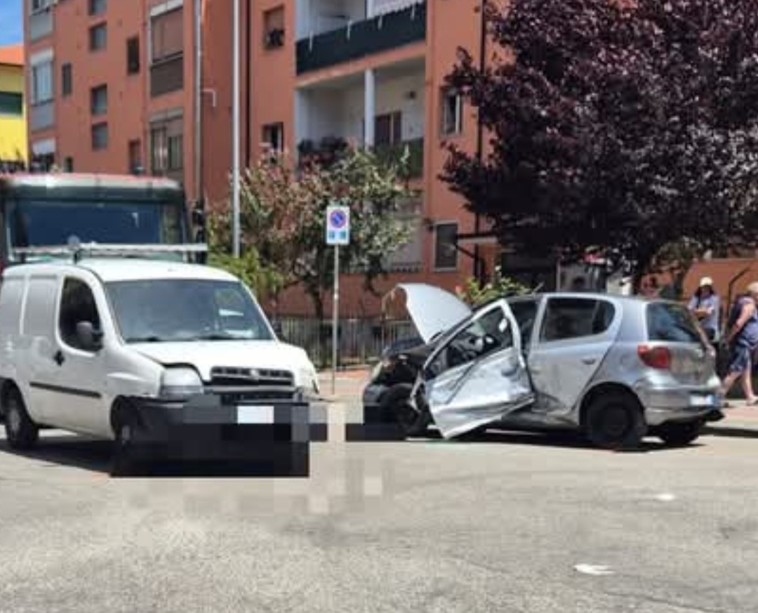 Rione Libertà,  scontro tra tre auto: donna ferita