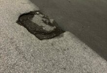 Buche e pericoli a San Giorgio del Sannio: giovane donna con bimbo cade in via Aldo Moro, Bocchini lancia l’allarme