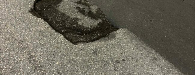 Buche e pericoli a San Giorgio del Sannio: giovane donna con bimbo cade in via Aldo Moro, Bocchini lancia l’allarme