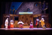 “La Zeza” chiude la stagione dell’Accademia di Santa Sofia: festa popolare e risate al Teatro Comunale di Benevento