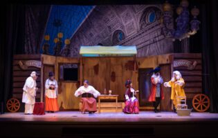“La Zeza” chiude la stagione dell’Accademia di Santa Sofia: festa popolare e risate al Teatro Comunale di Benevento