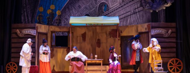 “La Zeza” chiude la stagione dell’Accademia di Santa Sofia: festa popolare e risate al Teatro Comunale di Benevento