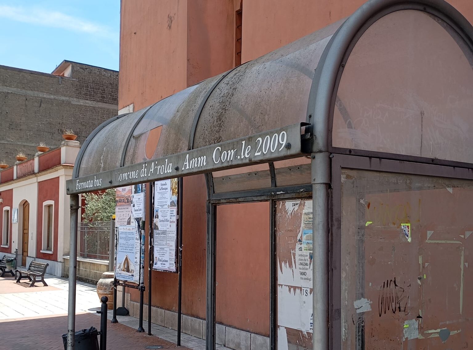 Pensiline dei bus nel degrado ad Airola, il PD sollecita il Comune: “Servono sicurezza e manutenzione”