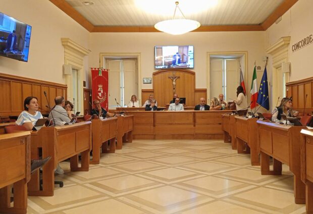 Consiglio, via libera su rottamazione cartelle esattoriali. No a variante al PUC passaggio a livello AV-BN
