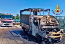 Furgone in fiamme ad Avellino, paura in via Pianodardine: nessun ferito