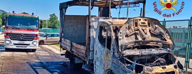 Furgone in fiamme ad Avellino, paura in via Pianodardine: nessun ferito