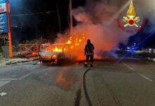 Auto in fiamme sull’Avellino-Salerno, paura per tre persone a bordo