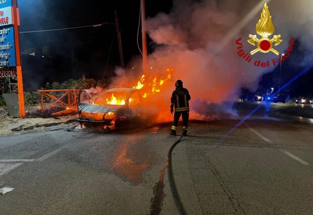 Auto in fiamme sull’Avellino-Salerno, paura per tre persone a bordo