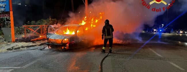 Auto in fiamme sull’Avellino-Salerno, paura per tre persone a bordo