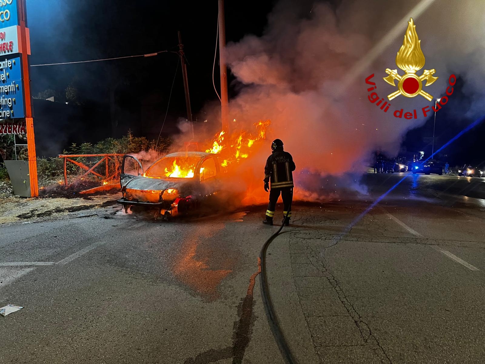 Auto in fiamme sull’Avellino-Salerno, paura per tre persone a bordo