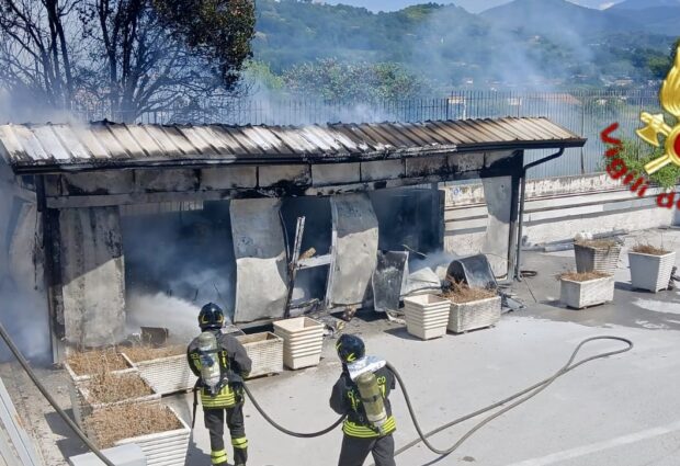Incendio in uno stabilimento di Pianodardine, in fiamme un container adibito ad area ristoro