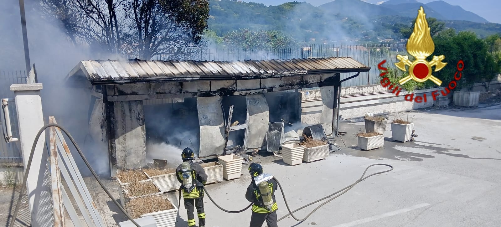 Incendio in uno stabilimento di Pianodardine, in fiamme un container adibito ad area ristoro