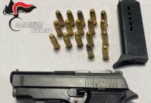 Fisciano (SA) – Pistola clandestina e munizioni nascoste in un “puff”: i Carabinieri di Solofra arrestano una coppia di Montoro