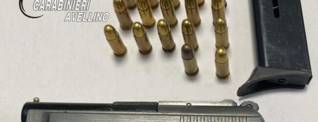 Fisciano (SA) – Pistola clandestina e munizioni nascoste in un “puff”: i Carabinieri di Solofra arrestano una coppia di Montoro