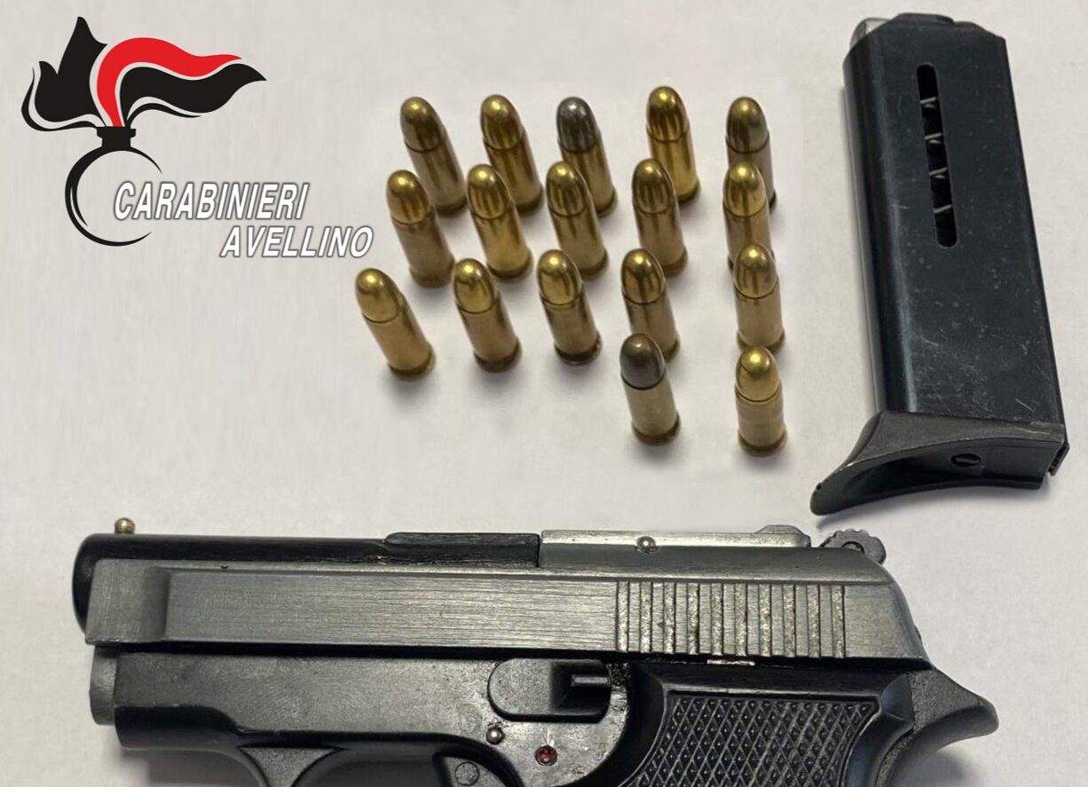 Fisciano (SA) – Pistola clandestina e munizioni nascoste in un “puff”: i Carabinieri di Solofra arrestano una coppia di Montoro