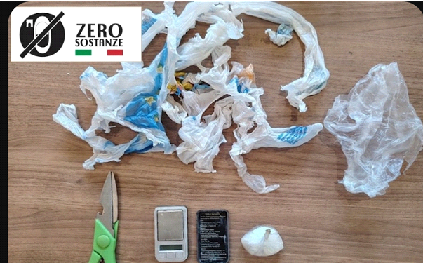 Contrasto allo spaccio di stupefacenti: arrestato 34enne, sequestrati cocaina e materiale per il confezionamento