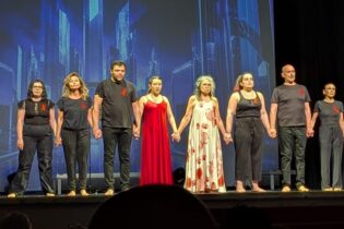 TeSt – Teatro Stage: successo per “Ibride Incursioni Inebriate di Brindisi” diretto da Monica Carbini