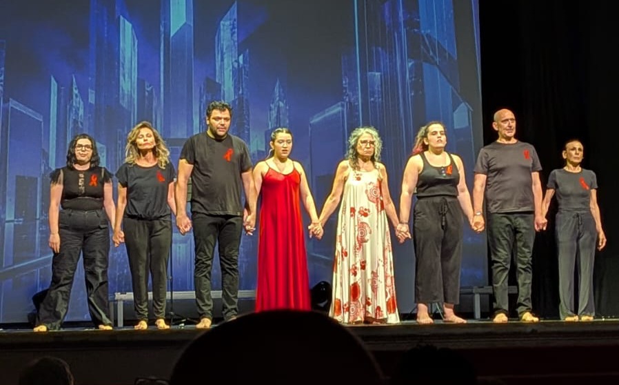TeSt – Teatro Stage: successo per “Ibride Incursioni Inebriate di Brindisi” diretto da Monica Carbini