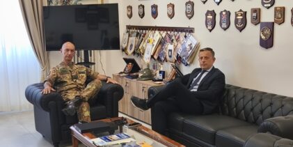 L’Avv. Antonio Della Porta, Presidente ANACOMI, incontra il Generale Corradi alla Scuola di Commissariato dell’Esercito.