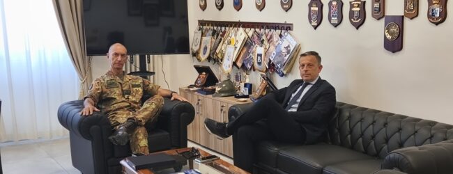 L’Avv. Antonio Della Porta, Presidente ANACOMI, incontra il Generale Corradi alla Scuola di Commissariato dell’Esercito.