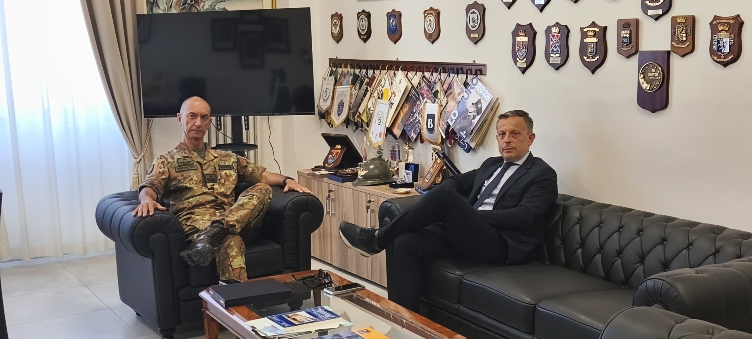 L’Avv. Antonio Della Porta, Presidente ANACOMI, incontra il Generale Corradi alla Scuola di Commissariato dell’Esercito.