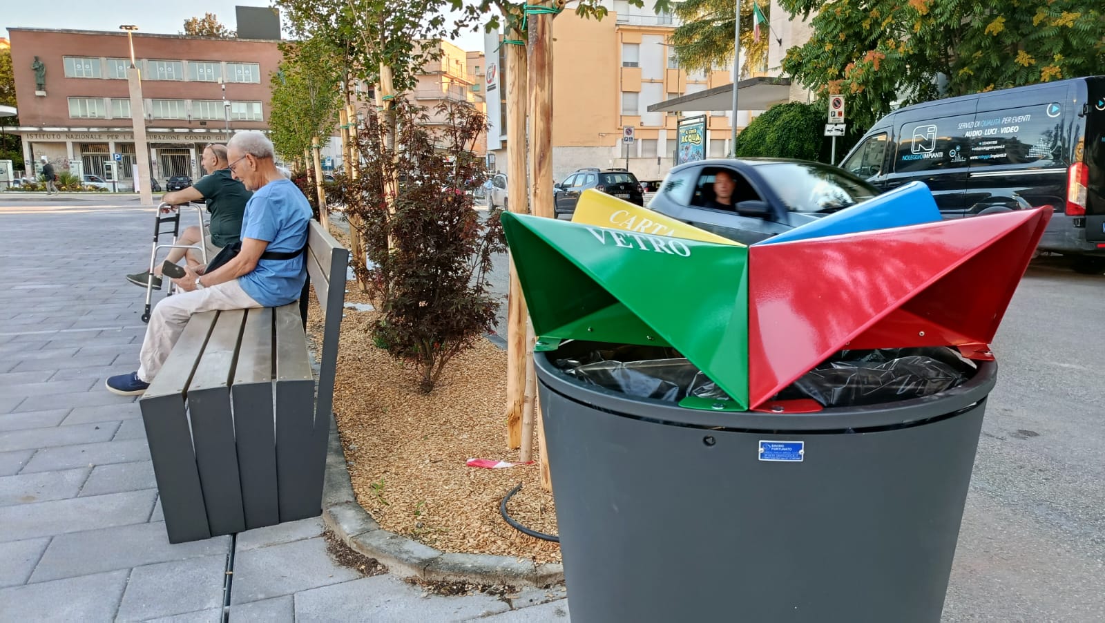 Piazza Risorgimento, Asia chiarisce sullo svuotamento dei cestini