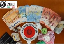 Droga nascosta anche nel secchio dell’immondizia a San Nicola Manfredi: arrestata 41enne. Sequestrati cocaina, hashish e 1.015 euro
