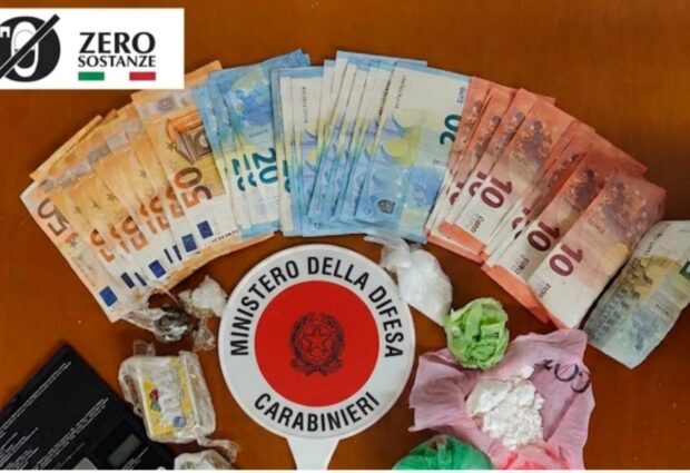Droga nascosta anche nel secchio dell’immondizia a San Nicola Manfredi: arrestata 41enne. Sequestrati cocaina, hashish e 1.015 euro