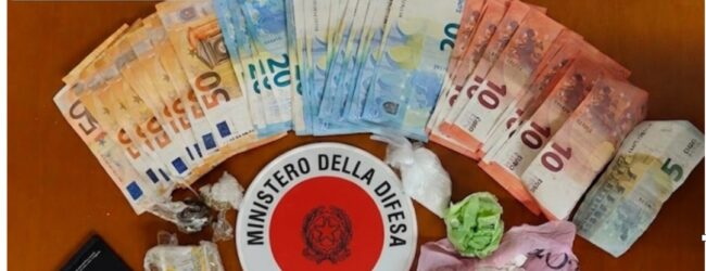 Droga nascosta anche nel secchio dell’immondizia a San Nicola Manfredi: arrestata 41enne. Sequestrati cocaina, hashish e 1.015 euro