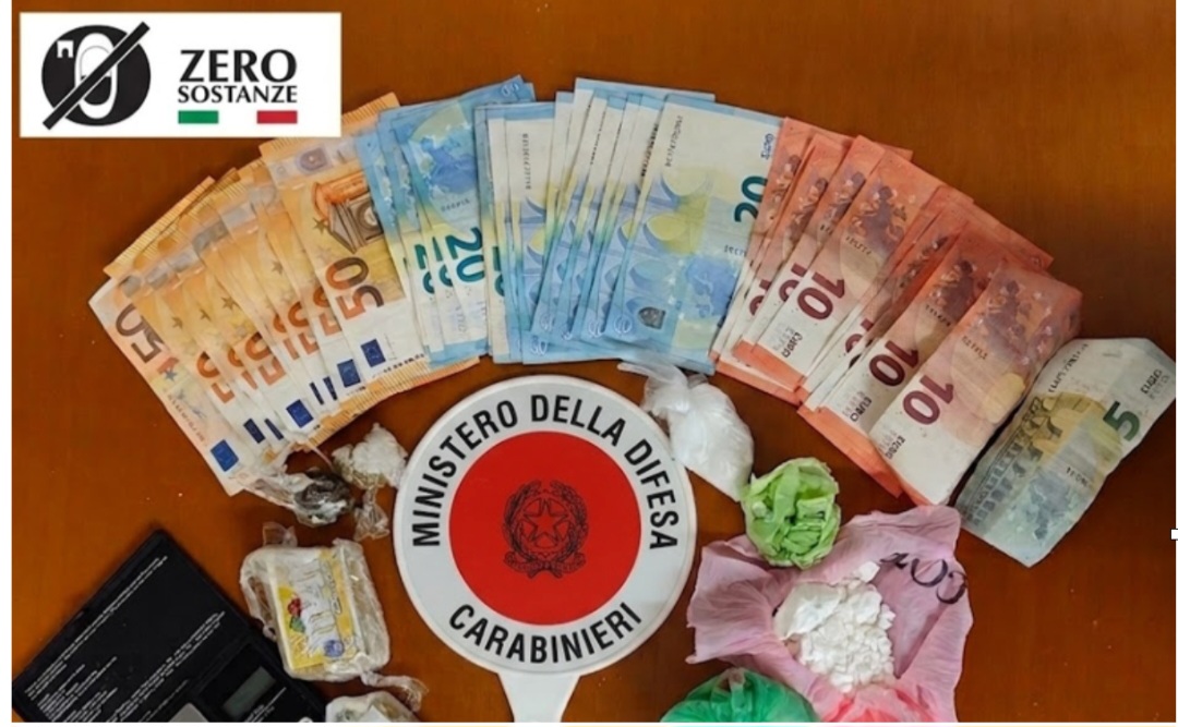 Droga nascosta anche nel secchio dell’immondizia a San Nicola Manfredi: arrestata 41enne. Sequestrati cocaina, hashish e 1.015 euro