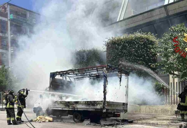 Avellino, autocarro in fiamme in via Roma: intervento dei Vigili del Fuoco