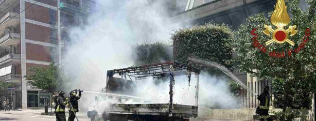 Avellino, autocarro in fiamme in via Roma: intervento dei Vigili del Fuoco